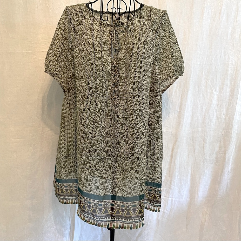 Liz Claiborne XL short sleeved light weight top in green geometric print